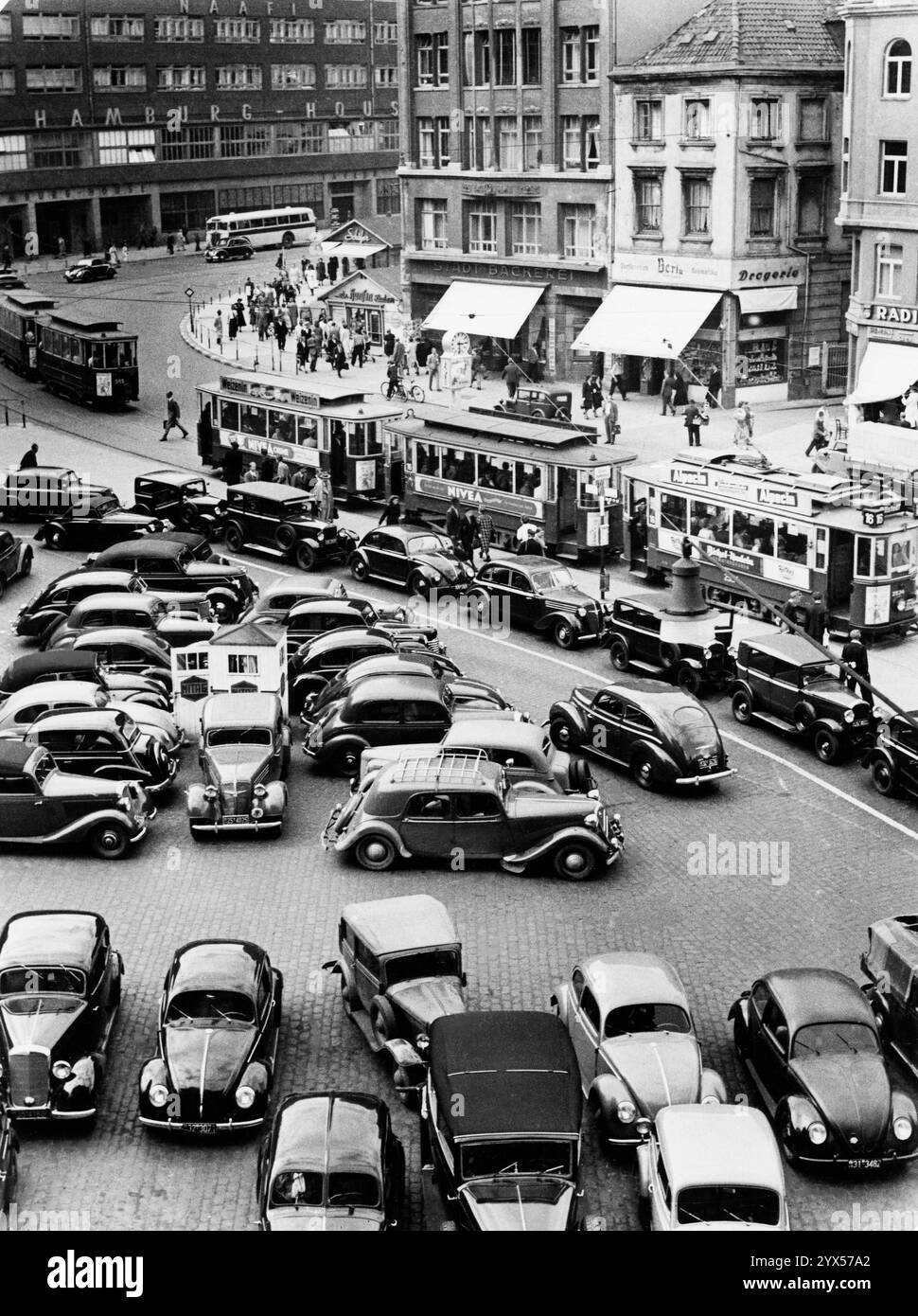 Alte und neue Automodelle parken auf dem Parkplatz am Hamburger Gänsemarkt, darunter zahlreiche VW-Käfer. [Automatisierte Übersetzung] Stockfoto