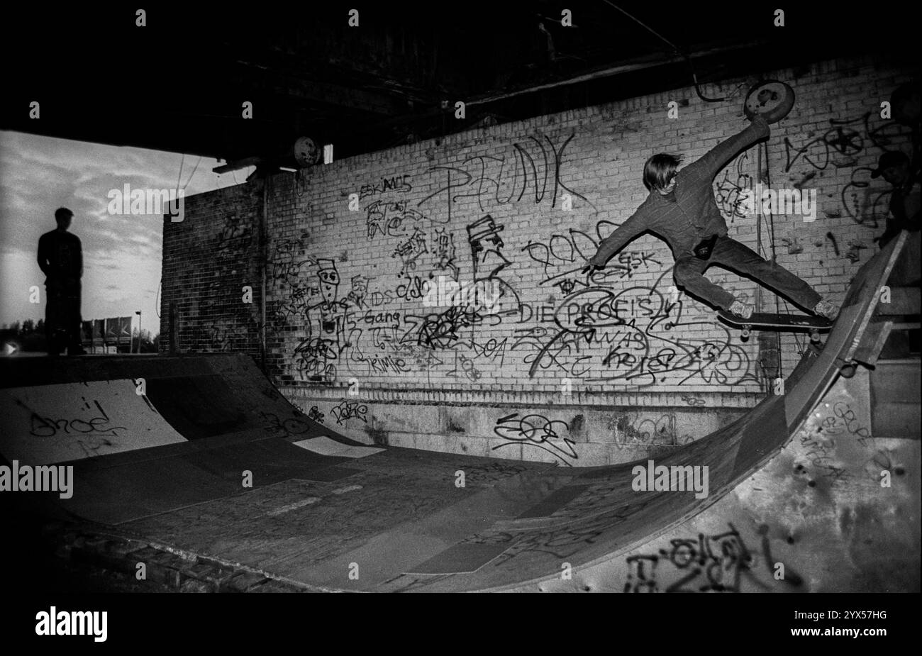 Deutschland, Berlin, 22.10.1991, Skateboard unter dem S - Bahnbogen, [automatisierte Übersetzung] Stockfoto