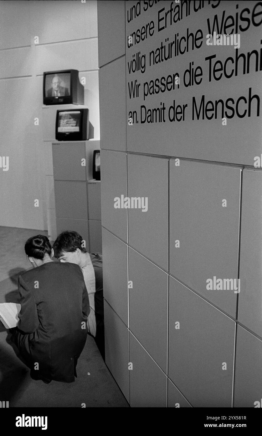 Deutschland, Berlin, 01.09.1991, IFA International Consumer Electronics Fair, in den Messehallen am Funkturm, [automatisierte Übersetzung] Stockfoto