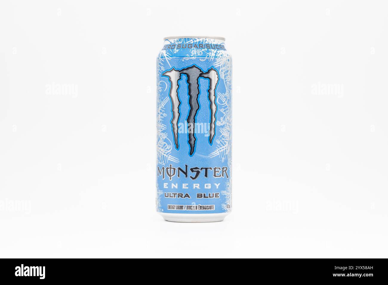 Monster Energy Ultra Blue Getränk. Das Zero Sugar Energy Drink befindet sich in einer blauen Dose mit silberner Klaue und schmeckt wie ein Zitrus- und Beerenfruchtsaft. Stockfoto