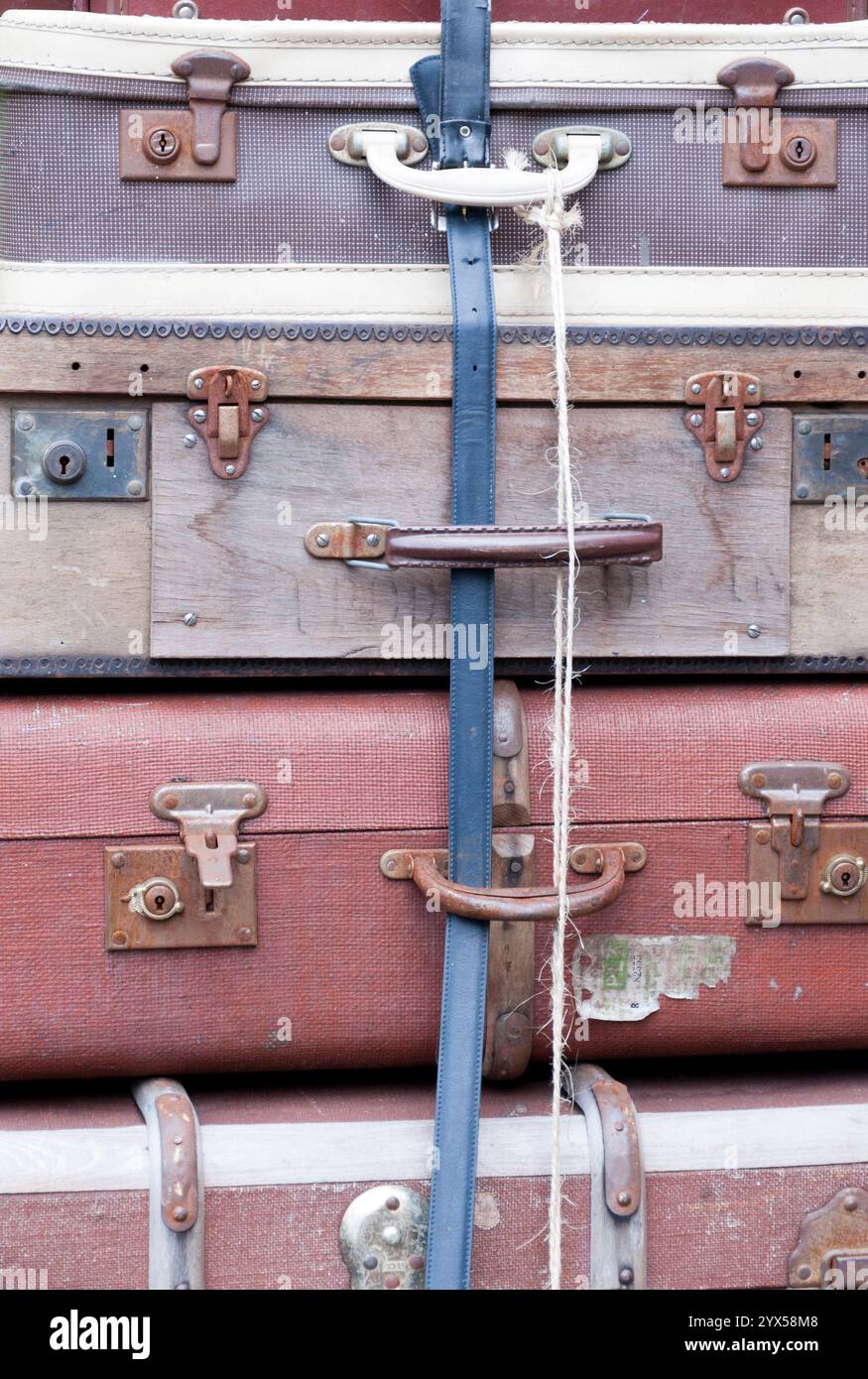Alte antike Koffer im Retro-Stil an der Watchet Station, West Somerset Railway. UK Stockfoto