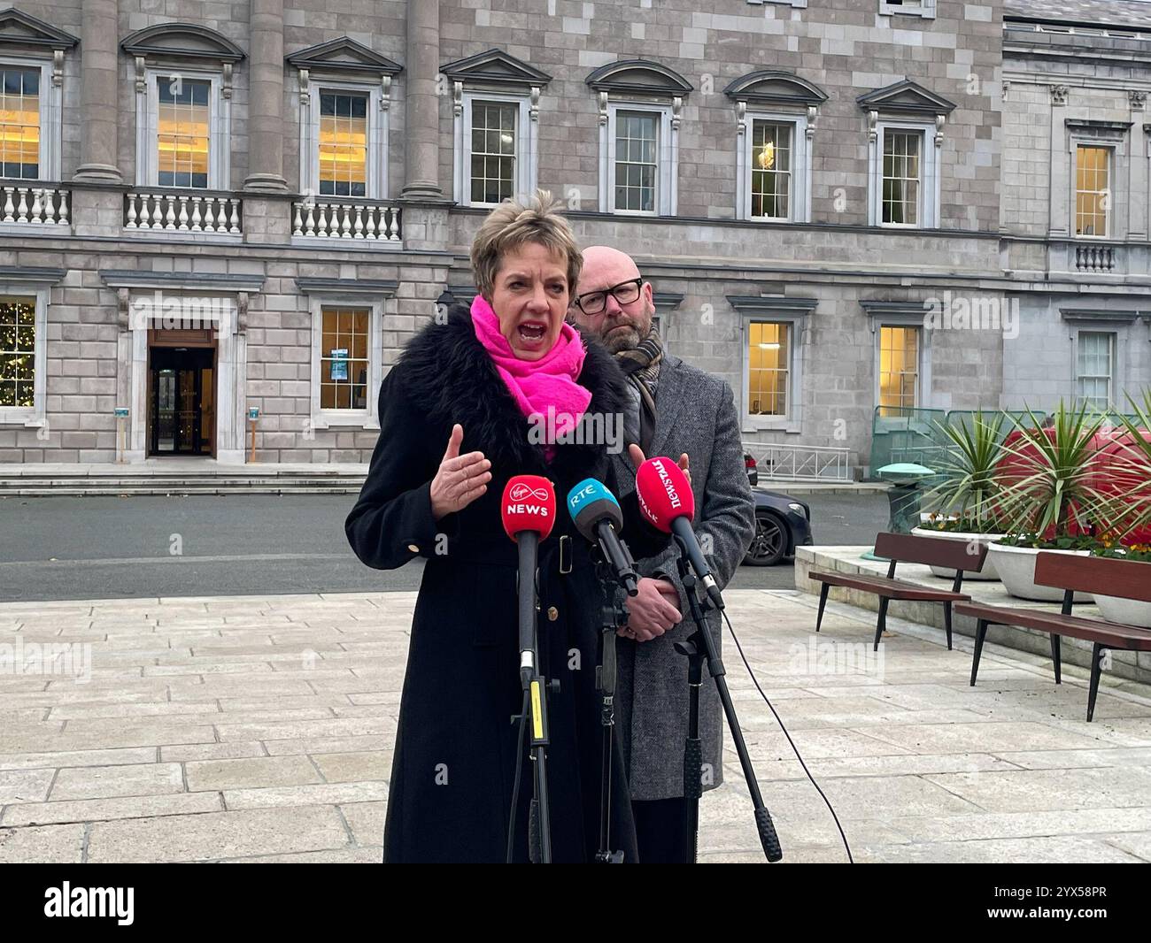 Die Labour-Vorsitzende Ivana Bacik und Louth TD GED Nash sprechen vor den Medien im Leinster House, Dublin, darüber, dass die Partei weitere Gespräche über die Regierungsbildung mit Fine Gael und Fianna Fail fortsetzt. Bilddatum: Freitag, 13. Dezember 2024. Stockfoto