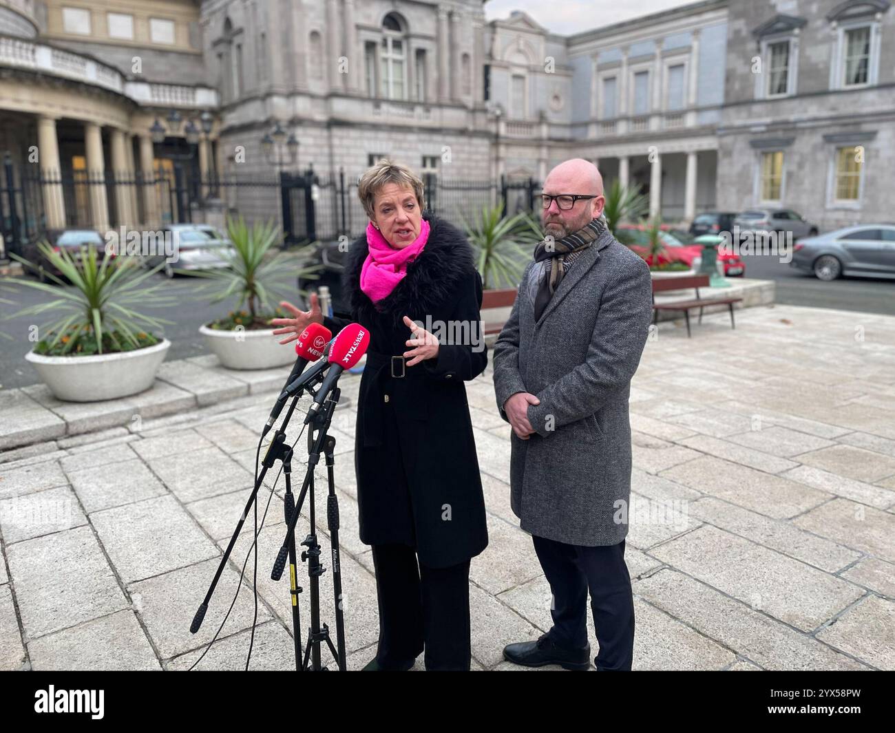 Die Labour-Vorsitzende Ivana Bacik und Louth TD GED Nash sprechen vor den Medien im Leinster House, Dublin, darüber, dass die Partei weitere Gespräche über die Regierungsbildung mit Fine Gael und Fianna Fail fortsetzt. Bilddatum: Freitag, 13. Dezember 2024. Stockfoto