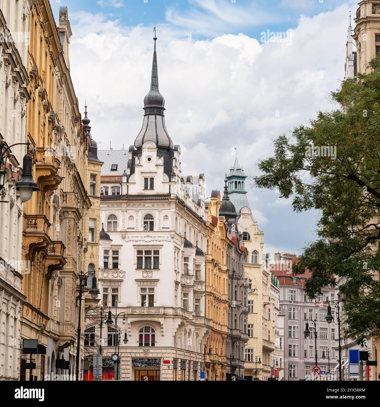 Beeindruckende Gebäude mit künstlerischen Fassaden im jüdischen Viertel von Prag, Tschechien. Stockfoto