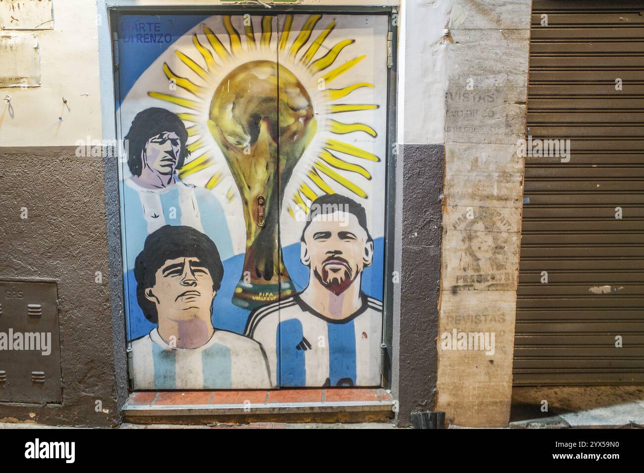Buenos Aires, Argentinien - 22. November 2024: Wandgemälde der argentinischen Fußballspieler Diego Maradona und Lionel Messi auf einer Straße in Buenos Aires Stockfoto