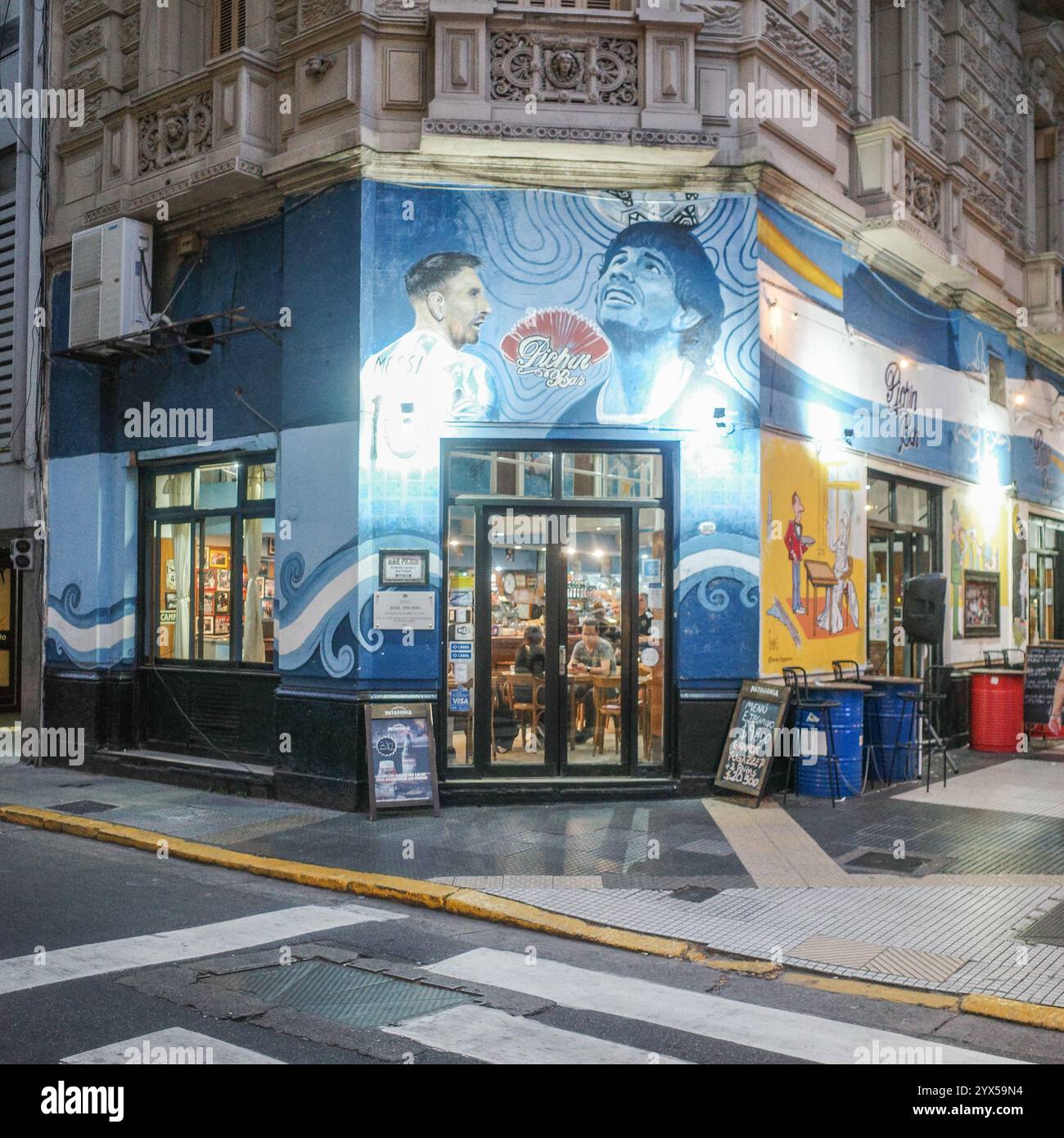 Buenos Aires, Argentinien - 22. November 2024: Wandgemälde der argentinischen Fußballspieler Diego Maradona und Lionel Messi auf einer Straße in Buenos Aires Stockfoto