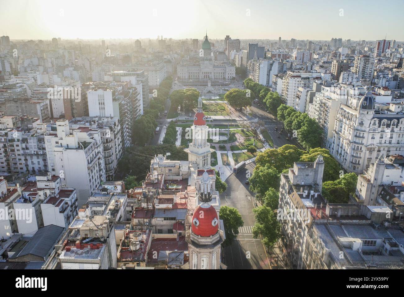 Buenos Aires, Argentinien - 22. November 2024: Vom Palacio Barolo aus aus der Vogelperspektive auf den Plaza Congreso und die Stadt Buenos Aires Stockfoto