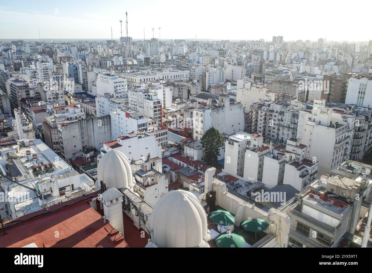 Buenos Aires, Argentinien - 22. November 2024: Vom Palacio Barolo aus aus der Vogelperspektive auf den Plaza Congreso und die Stadt Buenos Aires Stockfoto