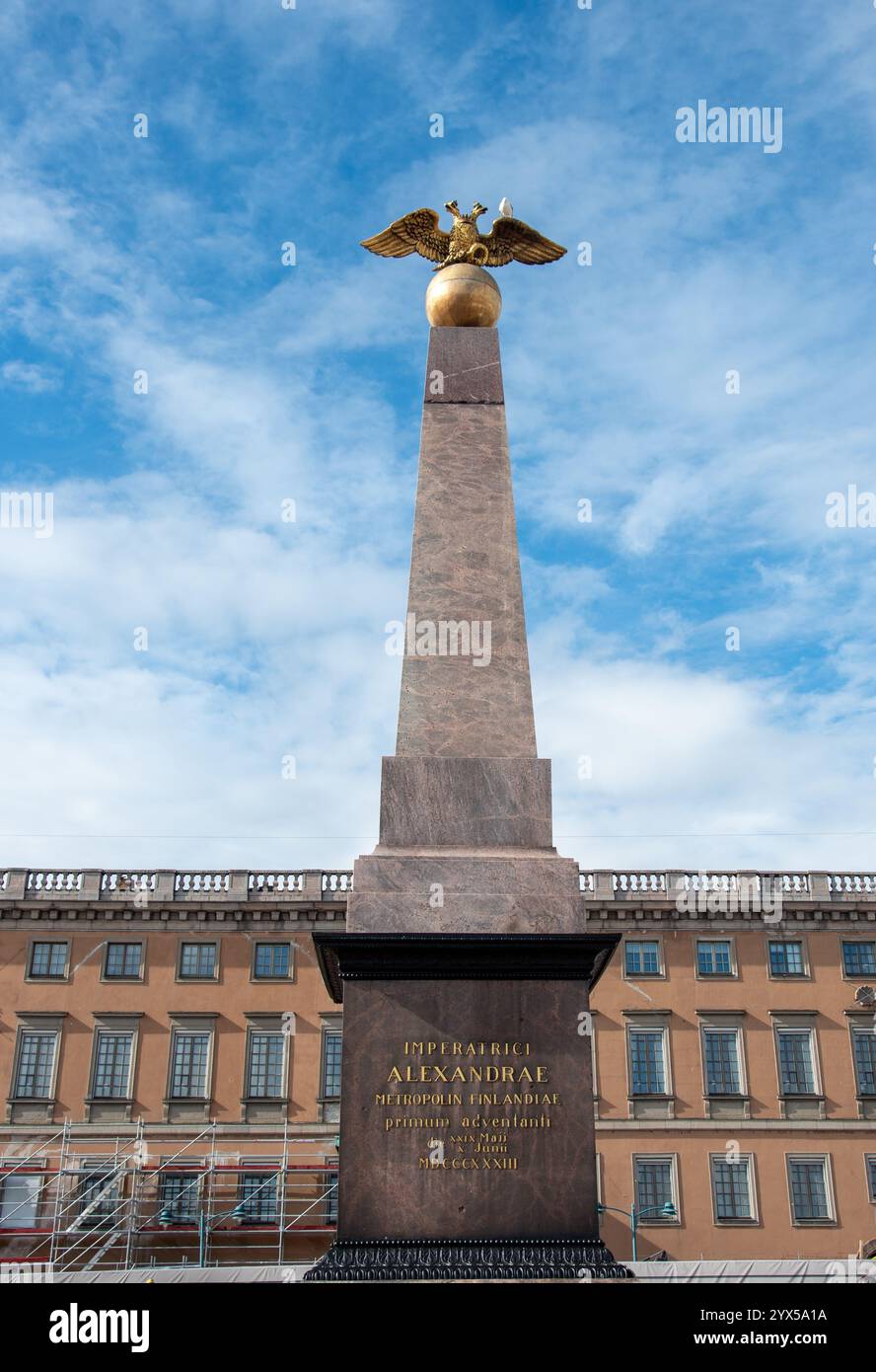Helsinki Finnland, 18. Juli 2024: Obelisk aus Stein, der an Kaiserin alexandra feodorovna erinnert, steht hoch auf dem helsinki senatsplatz, finnland, mit einem Dub Stockfoto