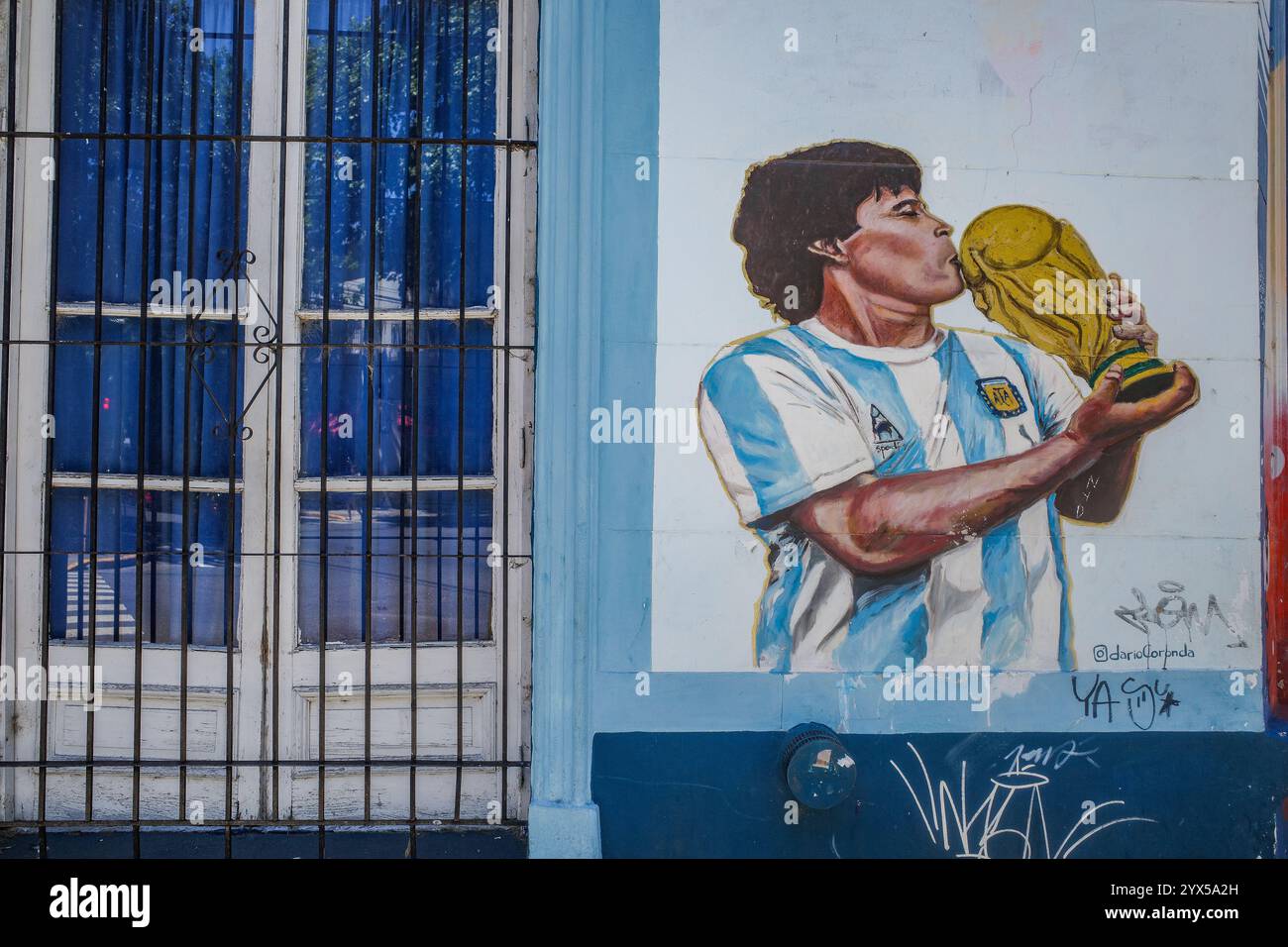 Buenos Aires, Argentinien - 22. November 2024: Wandgemälde des argentinischen Fußballspielers Diego Maradona auf einer Straße im Stadtteil Palermo von Buenos Aires Stockfoto