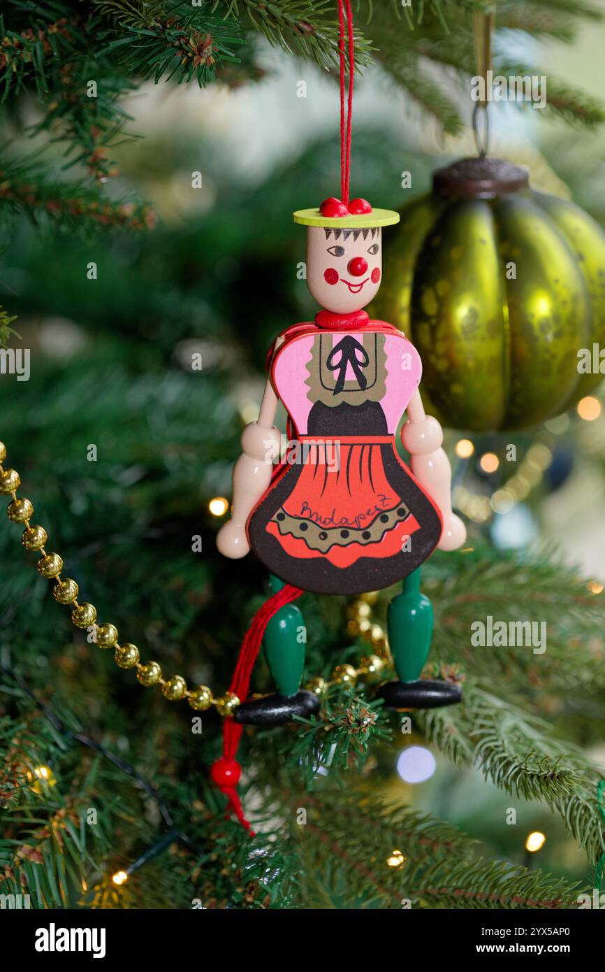Ungarische volkstümliche Puppe, Baumschmuck oder Kugeln. Weihnachtsbaumschmuck in einem Haus in England, Großbritannien. Stockfoto