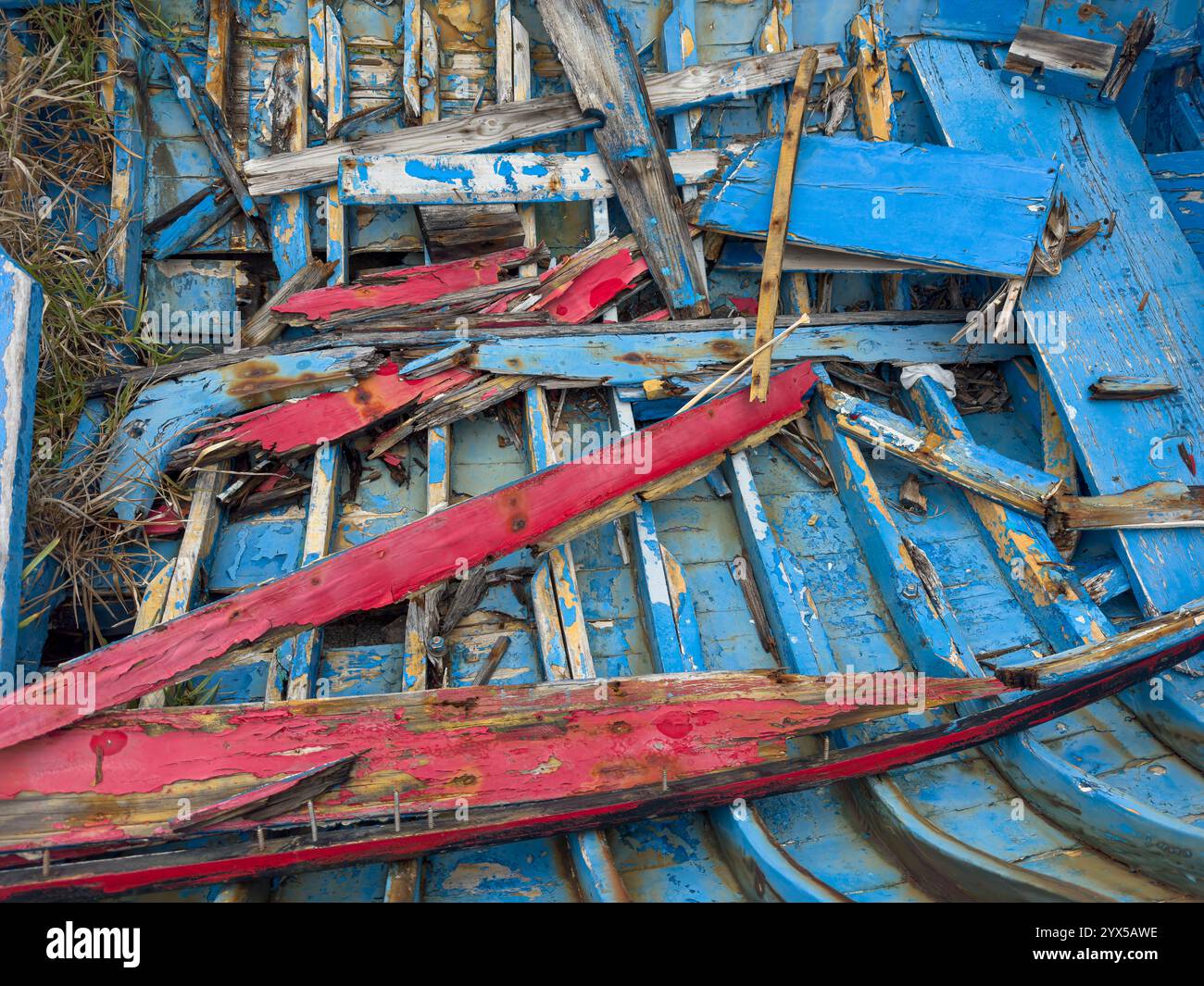 Der Boden eines hölzernen, kaputten Bootes mit abblätternder Farbe. Stockfoto