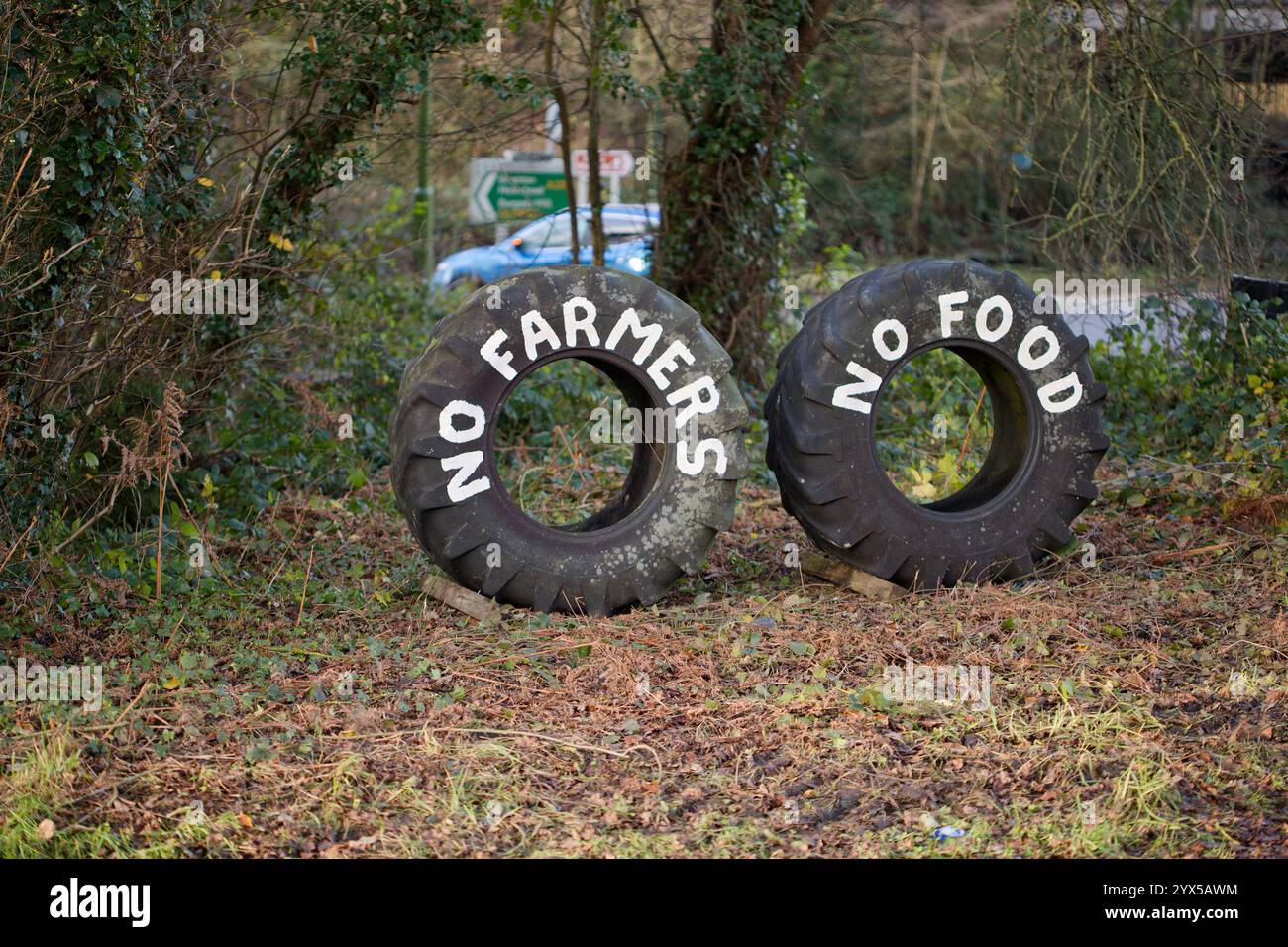 Die Landwirte protestieren in Form von zwei großen Reifen mit der Aufschrift "No Framers-No Food" in weißer Farbe. Großbritannien im Jahr 2024. Stockfoto
