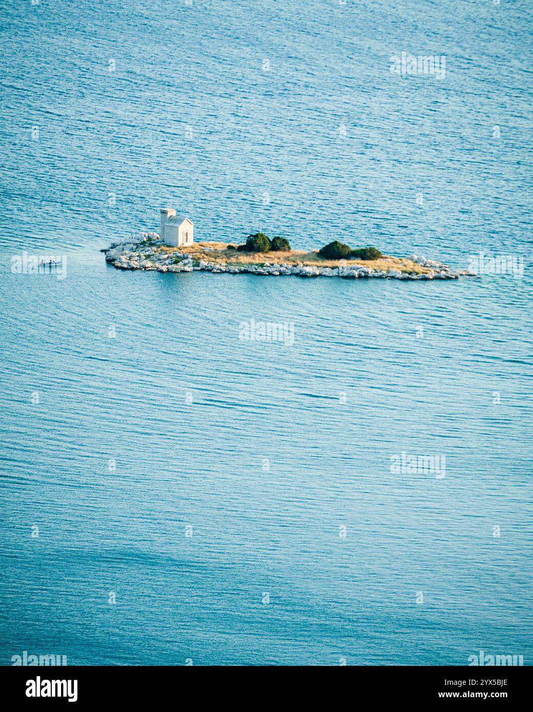 Kleine einsame Insel mit Leuchtturm in der Adria in Kroatien Stockfoto