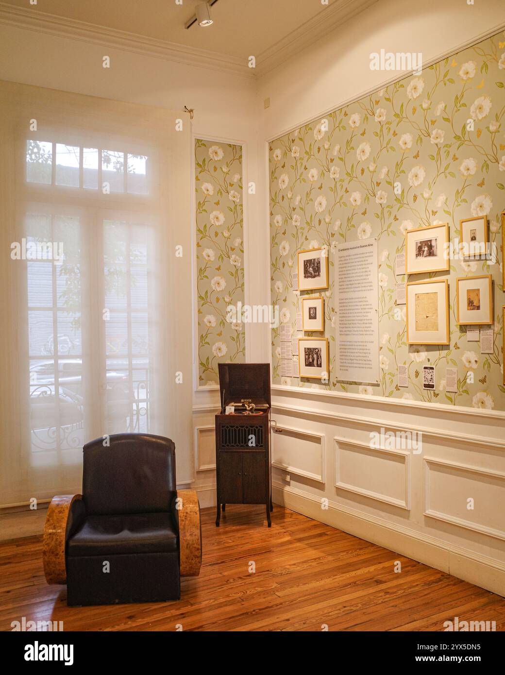 Buenos Aires, Argentinien - 18. November 2024: Museo Casa Carlos Gardel, gewidmet dem weltberühmten Tangosänger Stockfoto