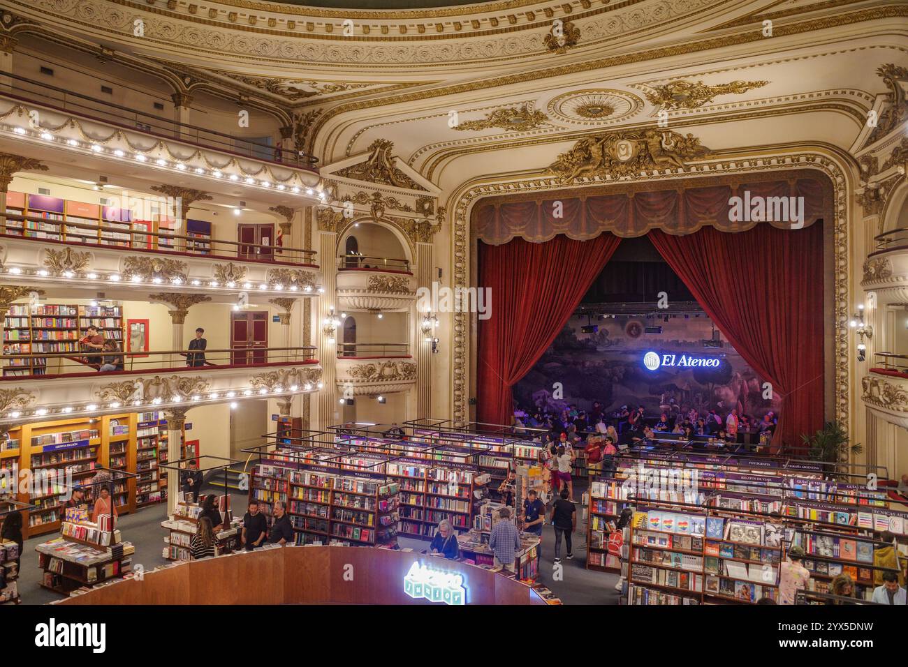 Buenos Aires, Argentinien - 18. November 2024: El Ateneo Grand Splendid Book Store in einem ehemaligen Theater Stockfoto