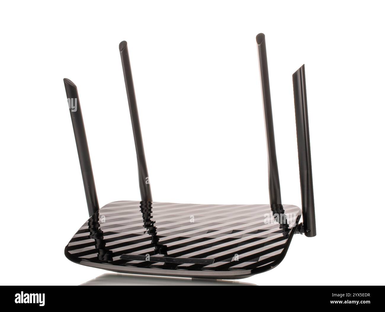 Ein Router zur Verteilung von Wi-Fi, Makro, isoliert auf weißem Hintergrund. Stockfoto