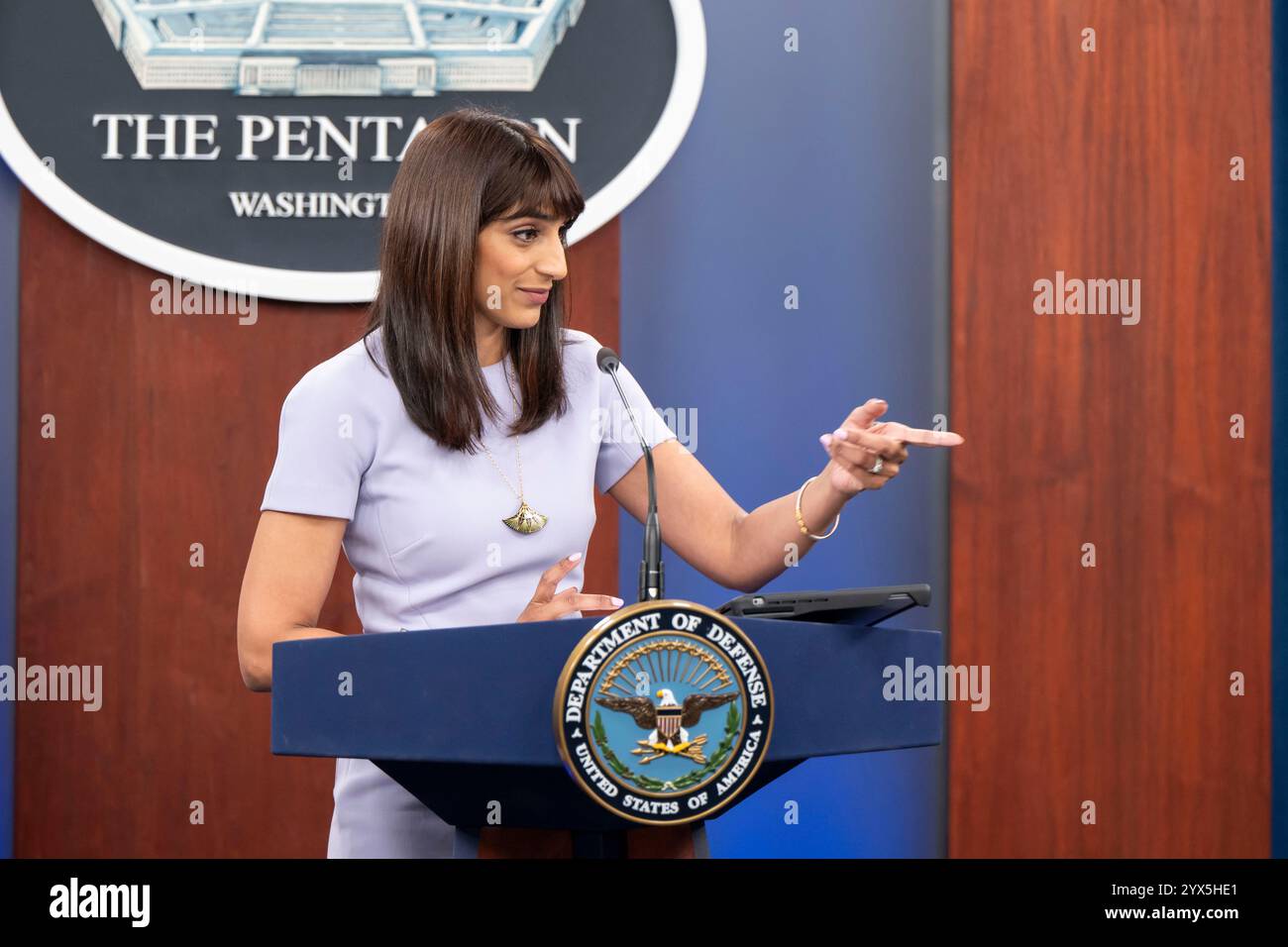 Arlington, Vereinigte Staaten von Amerika. 11. Dezember 2024. Sabrina Singh, stellvertretende Pressesprecherin des Pentagon, hört eine Frage von einer Reporterin während eines Pressebriefings im Pentagon am 11. Dezember 2024 in Arlington, Virginia. Singh antwortete auf Fragen zu den Ereignissen in Syrien und der Sichtung koordinierter Drohnen über New Jersey. Quelle: SRA Madelyn Keech/DOD/Alamy Live News Stockfoto