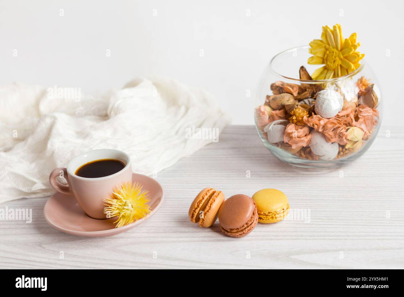 Kaffee und Makronen Stillleben Stockfoto