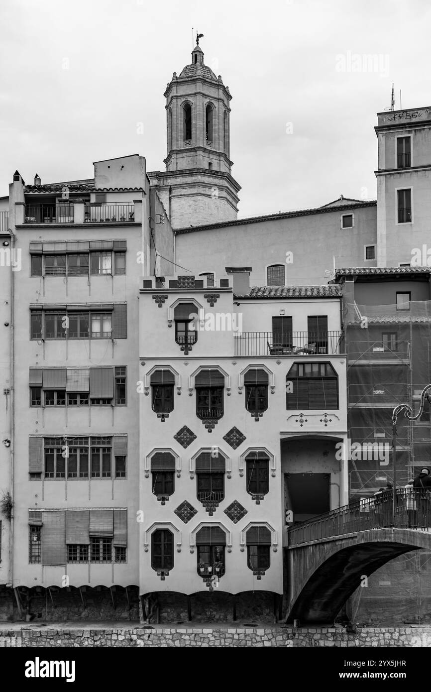 Girona, Katalonien, Spanien - 12. FEBRUAR 2022: Stadtblick und Gebäude rund um den Fluss Onyar in Girona, Südkatalonien, Spanien. Stockfoto