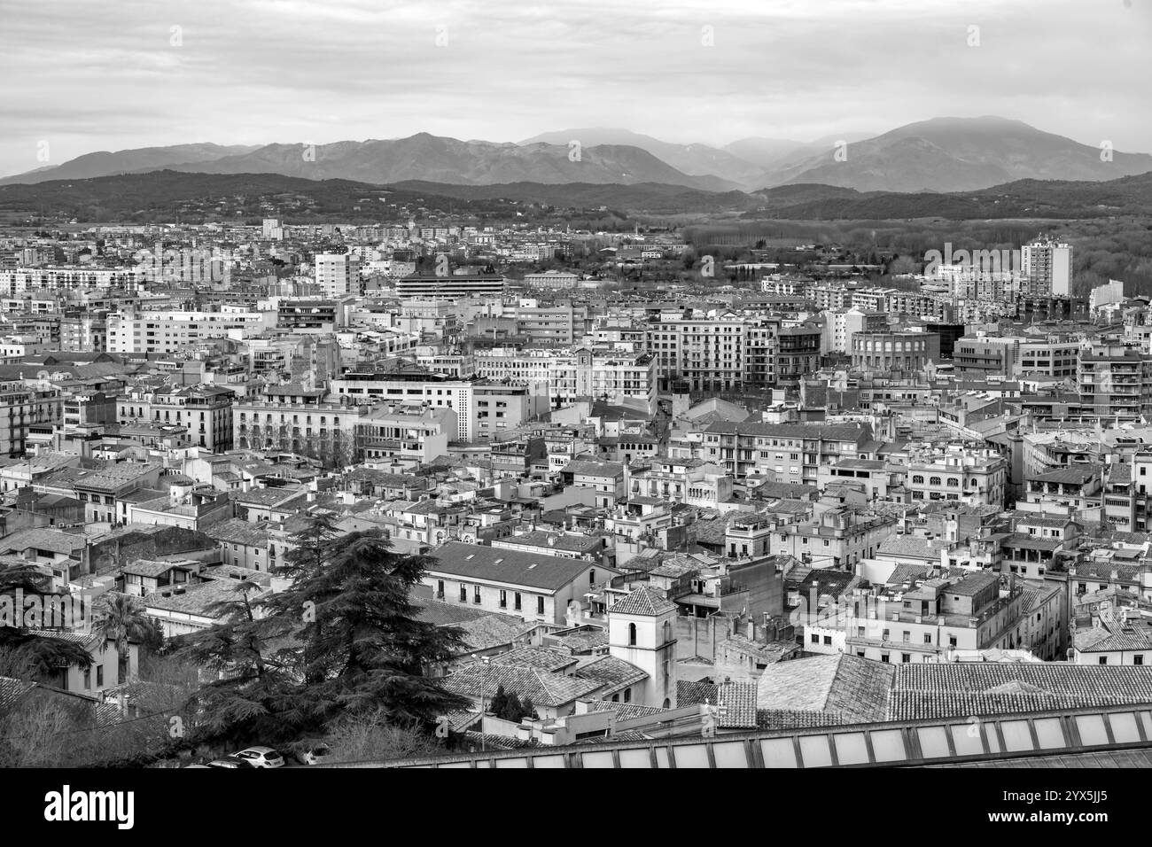 Girona, Katalonien, Spanien - 12. FEBRUAR 2022: Unvergleichlicher Blick von oben auf die Stadt Girona in Katalonien, Spanien. Stockfoto