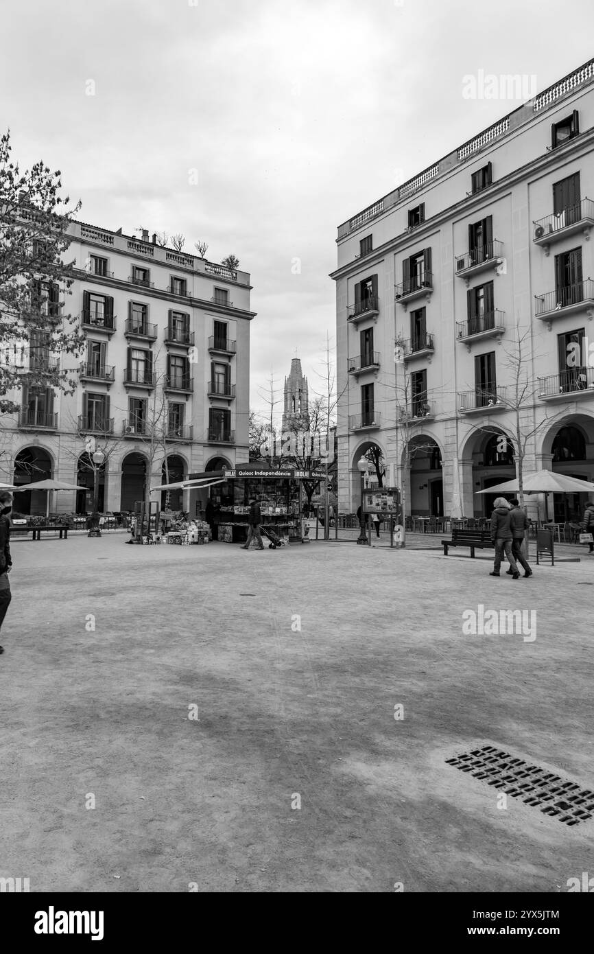 Girona, Katalonien, Spanien - 12. FEBRUAR 2022: Placa de la Independencia ist ein öffentlicher Platz in der Gemeinde Girona, der im Verzeichnis der A aufgeführt ist Stockfoto