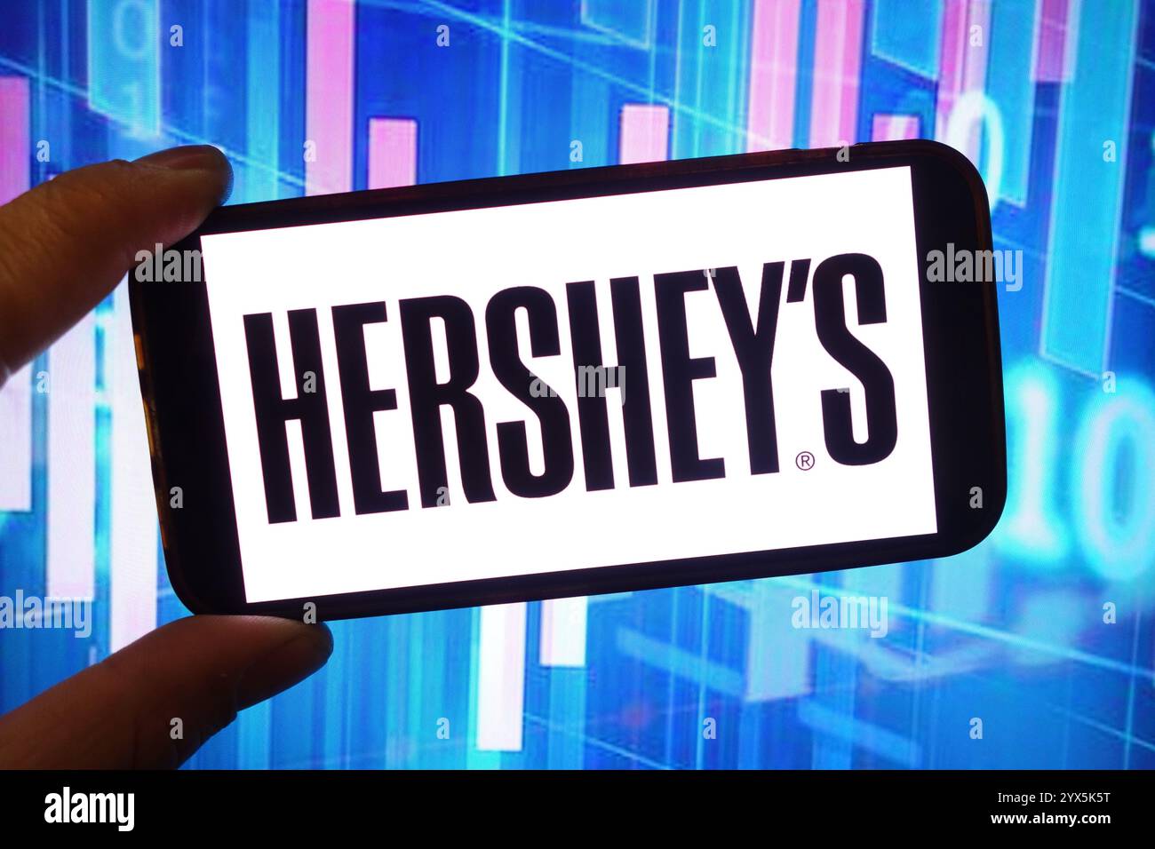 Polen. Dezember 2024. In dieser Abbildung wird das Hershey Company Logo auf einem Smartphone-Bildschirm angezeigt. (Foto: Piotr SWAT/SOPA Images/SIPA USA) *** ausschließlich für redaktionelle Nachrichten *** Credit: SIPA USA/Alamy Live News Stockfoto