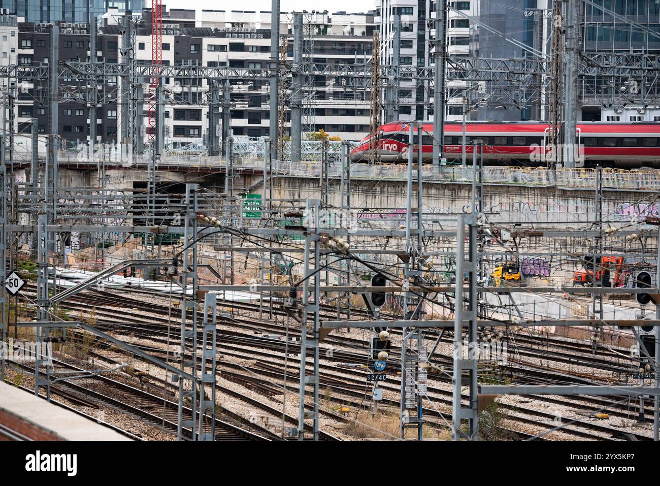 Der Frecciarossa-Zug, der von der amerikanischen Firma Iryo betrieben wird, fährt am Bahnhof Atocha in Madrid ab und bietet einen Blick auf den Dschungel aus Stahl und Eisen Stockfoto