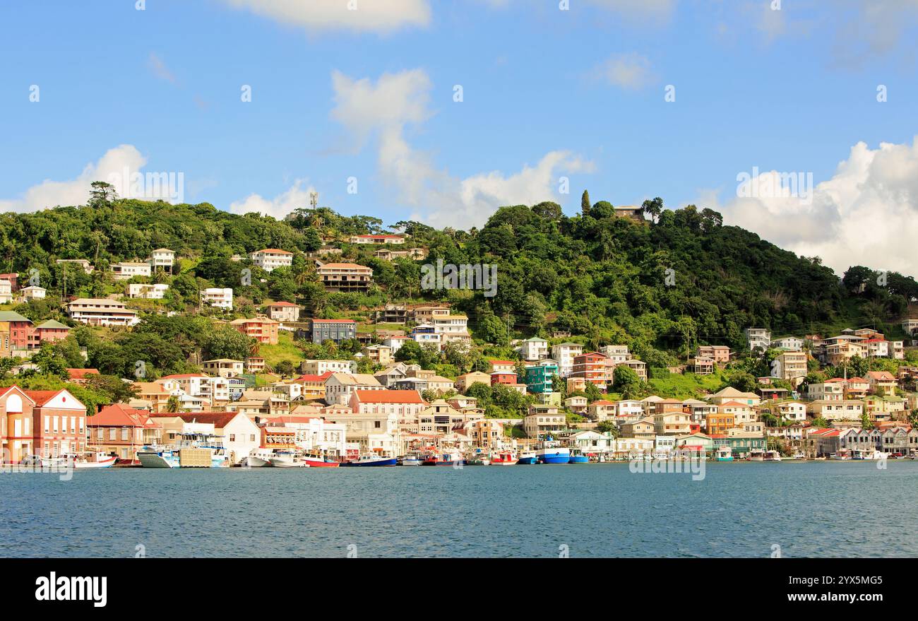Malerischer Blick auf St. George, die Hauptstadt von Grenada, vom Meer aus. Hübsche Küstenstadt, eingebettet in einen üppigen Regenwald, und kleiner Hafen Stockfoto