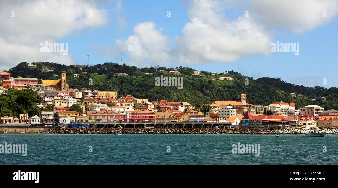 Panoramablick auf St. George in Grenada, der Hauptstadt, und liegt an der Küste mit vielen kleinen Hütten und Gebäuden Stockfoto