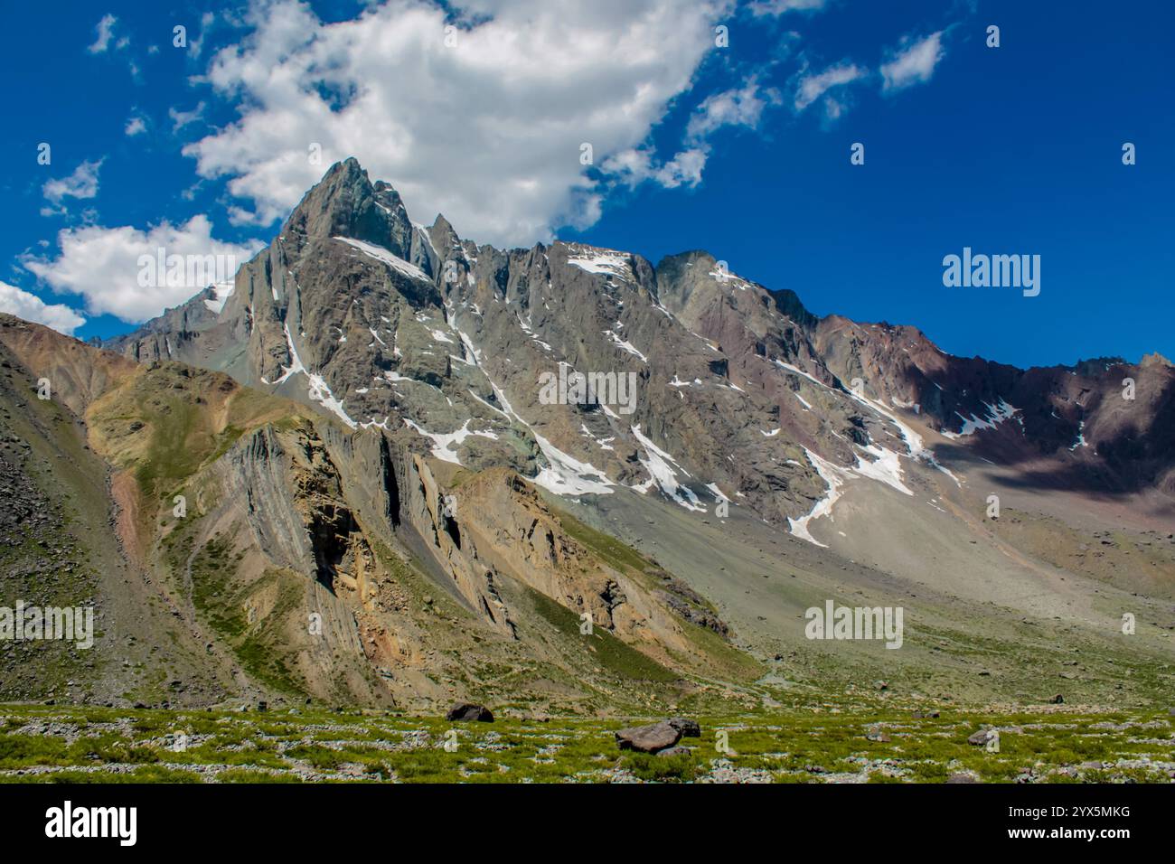 San Jose Vulkan Berg in den Anden, Chile. Chilenische Andengipfel mit Schnee, Eis und Gletscher in der Nähe von Santiago de Chile, Cajon del Maipo Stockfoto