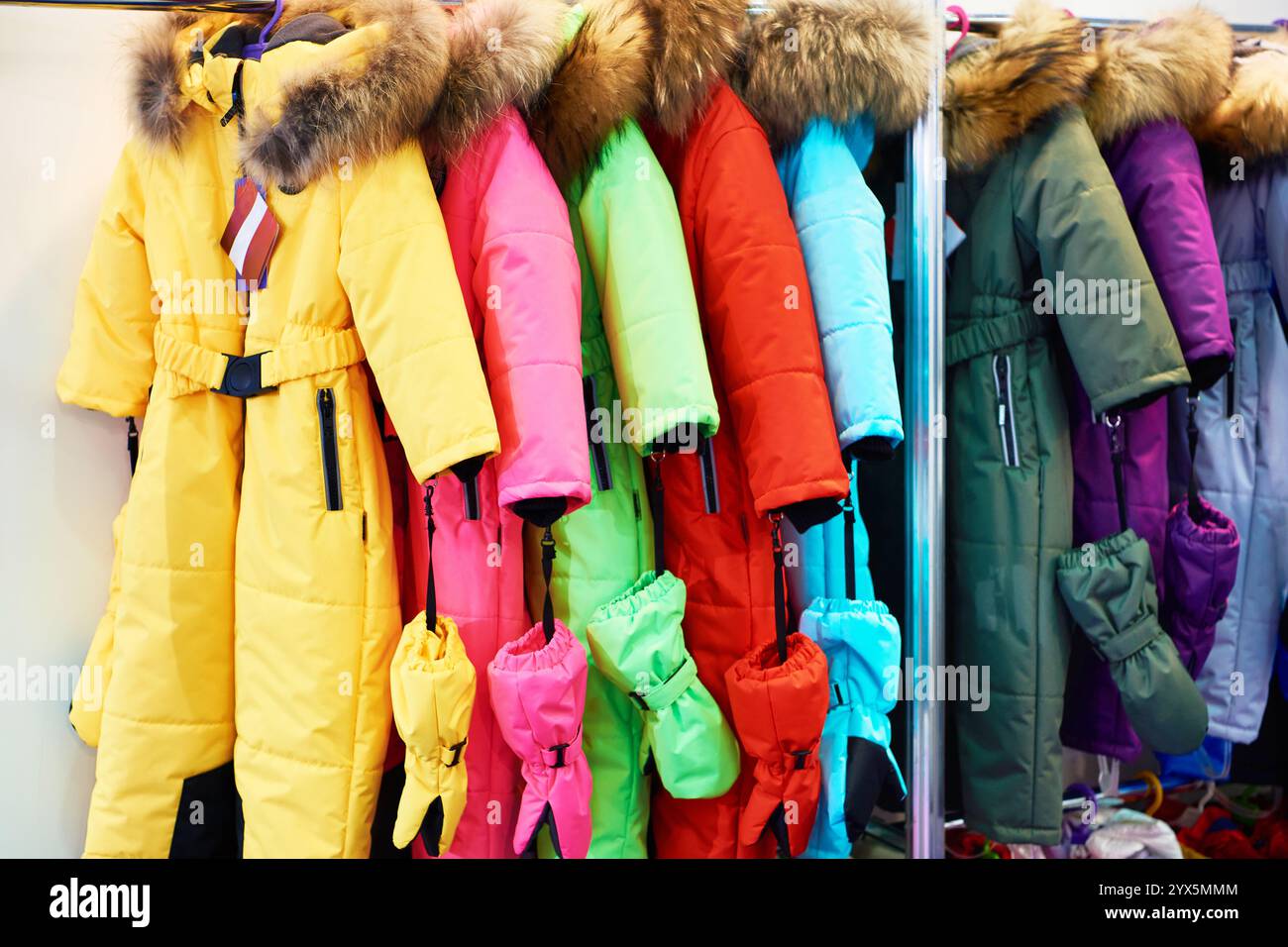 Winter Kinder Skianzüge auf Kleiderbügeln im Geschäft Stockfoto
