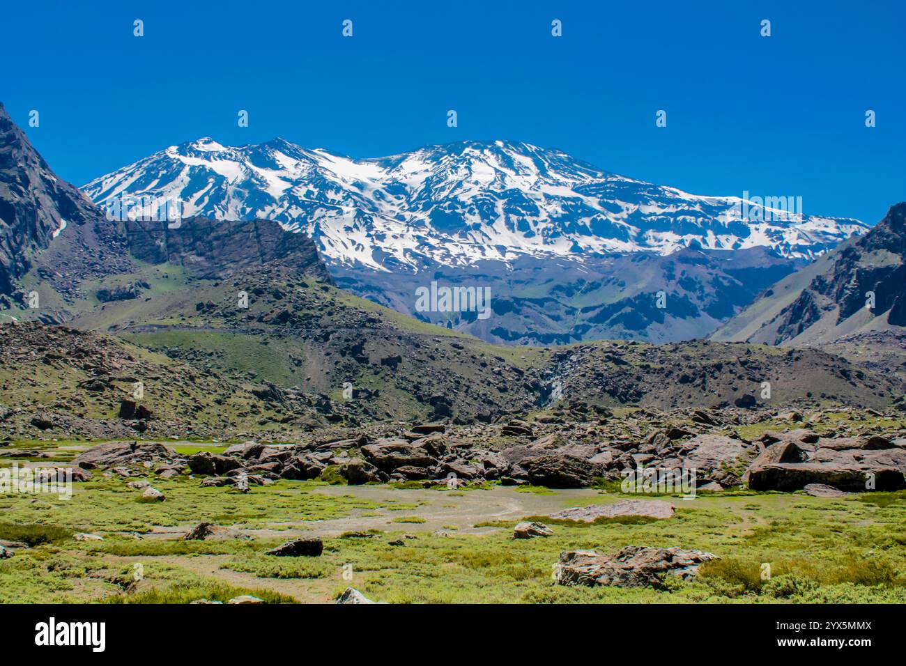 San Jose Vulkan Berg in den Anden, Chile. Chilenische Andengipfel mit Schnee, Eis und Gletscher in der Nähe von Santiago de Chile, Cajon del Maipo Stockfoto