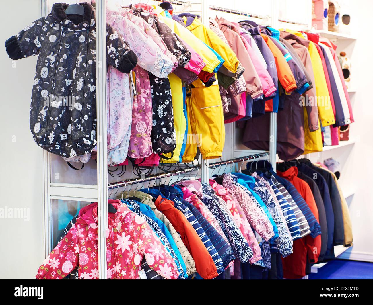 Winter Kinder Skianzüge auf Kleiderbügeln im Geschäft Stockfoto