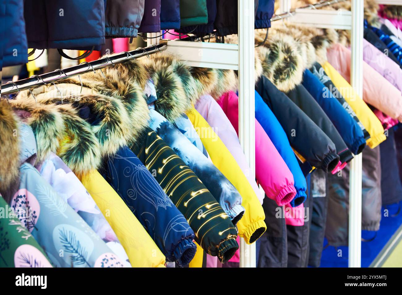 Winter Kinder Skianzüge auf Kleiderbügeln im Geschäft Stockfoto