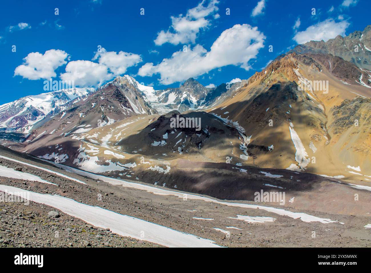 San Jose Vulkan Berg in den Anden, Chile. Chilenische Andengipfel mit Schnee, Eis und Gletscher in der Nähe von Santiago de Chile, Cajon del Maipo Stockfoto