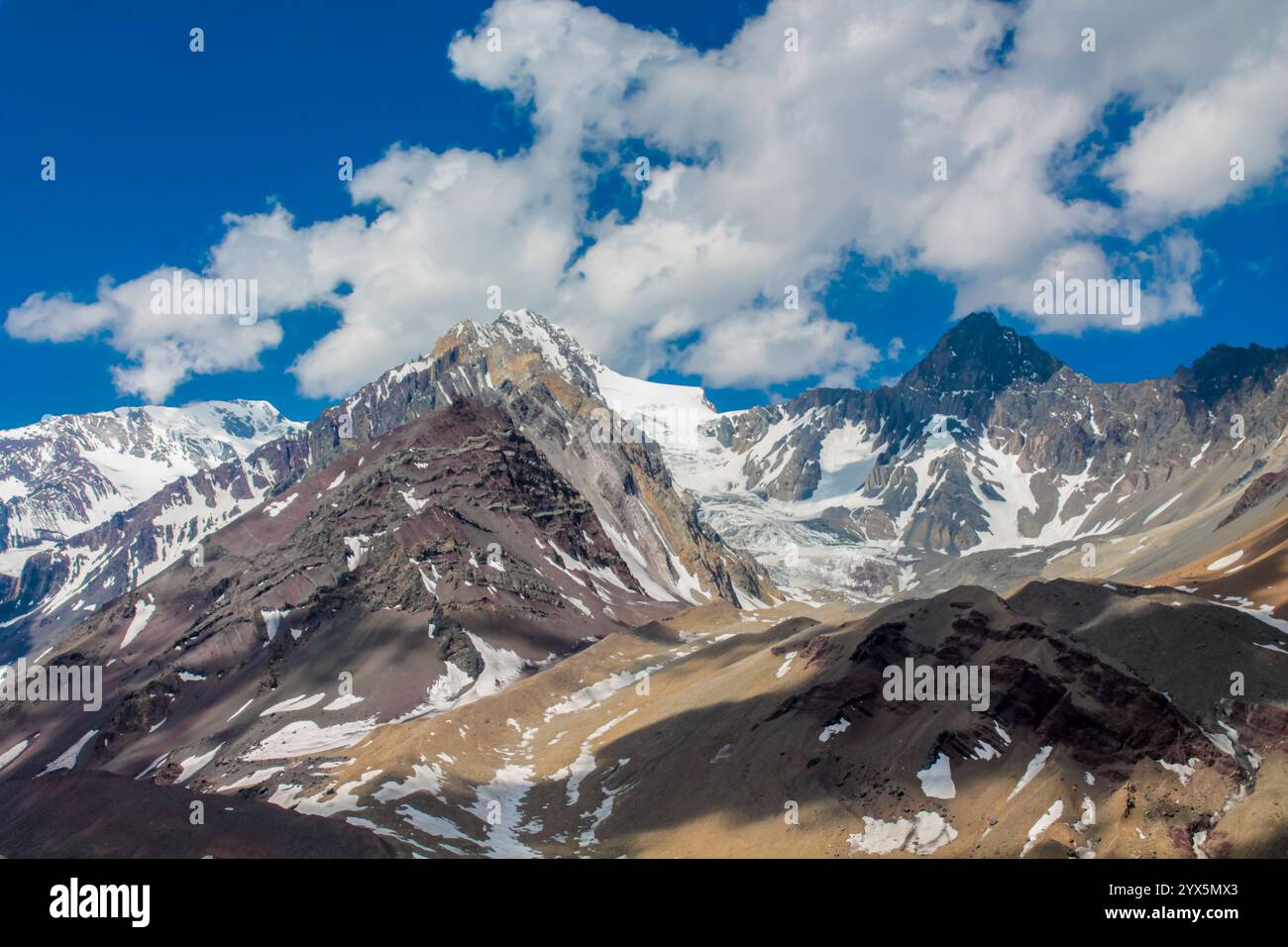 San Jose Vulkan Berg in den Anden, Chile. Chilenische Andengipfel mit Schnee, Eis und Gletscher in der Nähe von Santiago de Chile, Cajon del Maipo Stockfoto