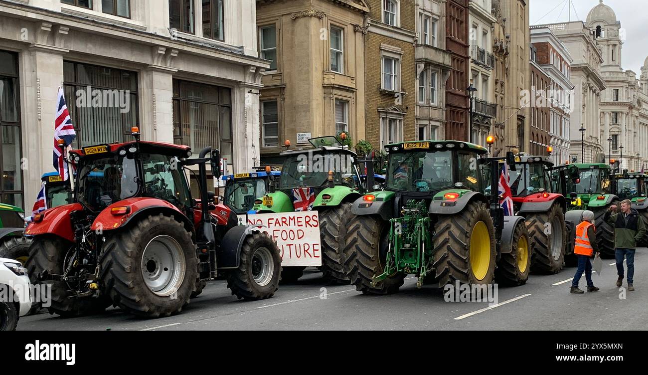 London, 11-12-24. Britische Bauern blockieren Westminster mit Traktorenpartnern, um gegen eine Steuererhöhung zu protestieren Stockfoto