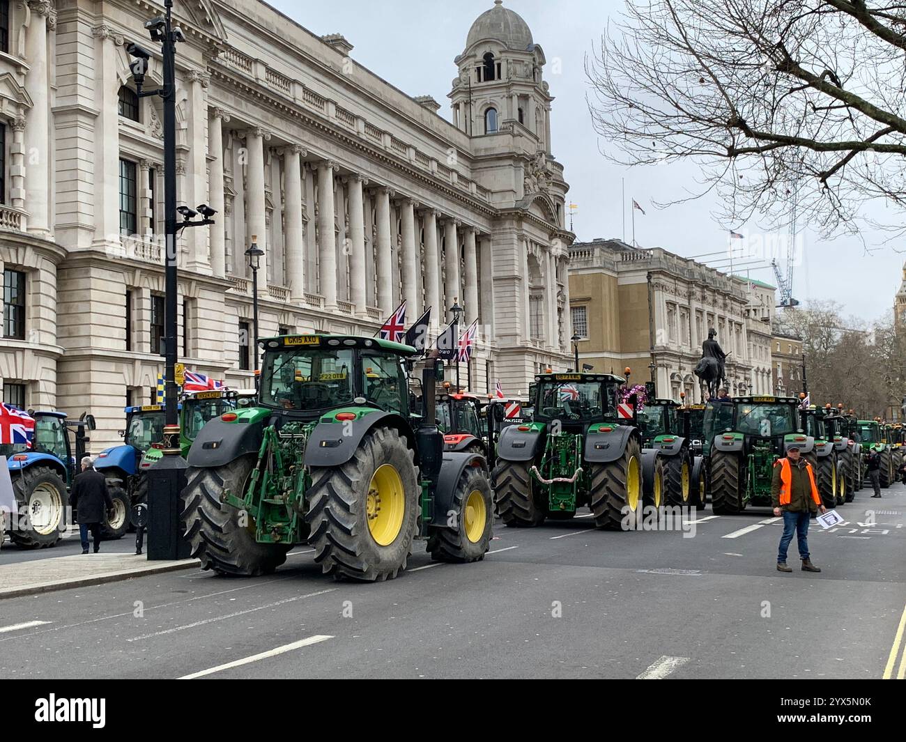London, 11-12-24. Britische Bauern blockieren Whitehall in Westminster mit Traktoren, um gegen eine Steuererhöhung zu protestieren Stockfoto