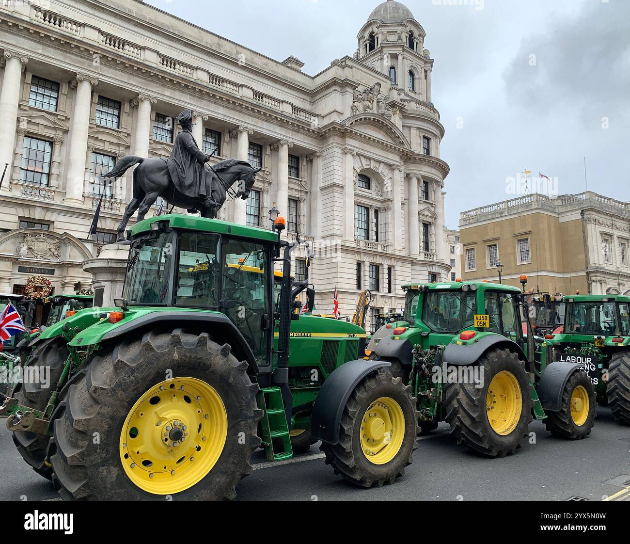 London, 11-12-24. Britische Bauern blockieren Whitehall in Westminster mit Traktoren, um gegen eine Steuererhöhung zu protestieren Stockfoto