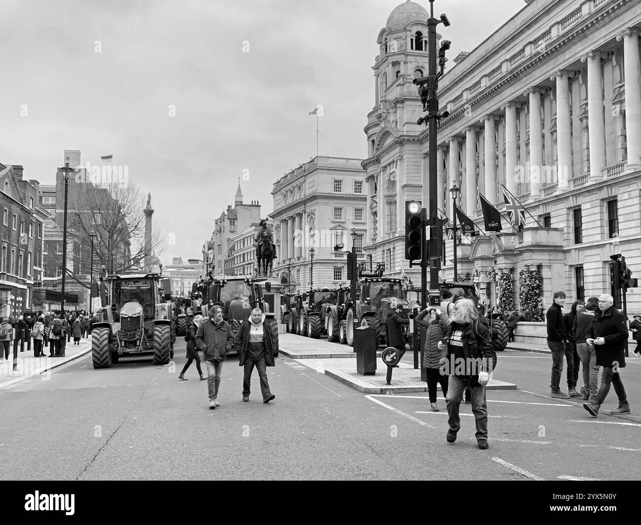 London, 11-12-24. Britische Bauern blockieren Whitehall in Westminster mit Traktoren, um gegen eine Steuererhöhung zu protestieren Stockfoto