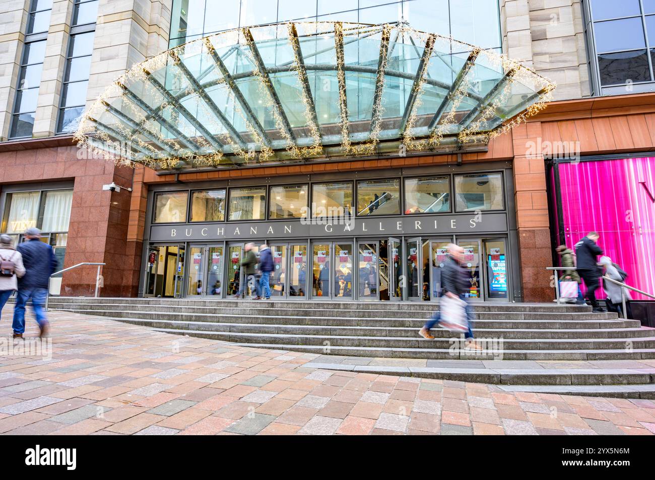 Bewegungsunscharfe Käufer, die den Eingang zum Buchanan Galleries Shopping Centre, Buchanan Street, Glasgow, Schottland, Großbritannien, Europa Stockfoto
