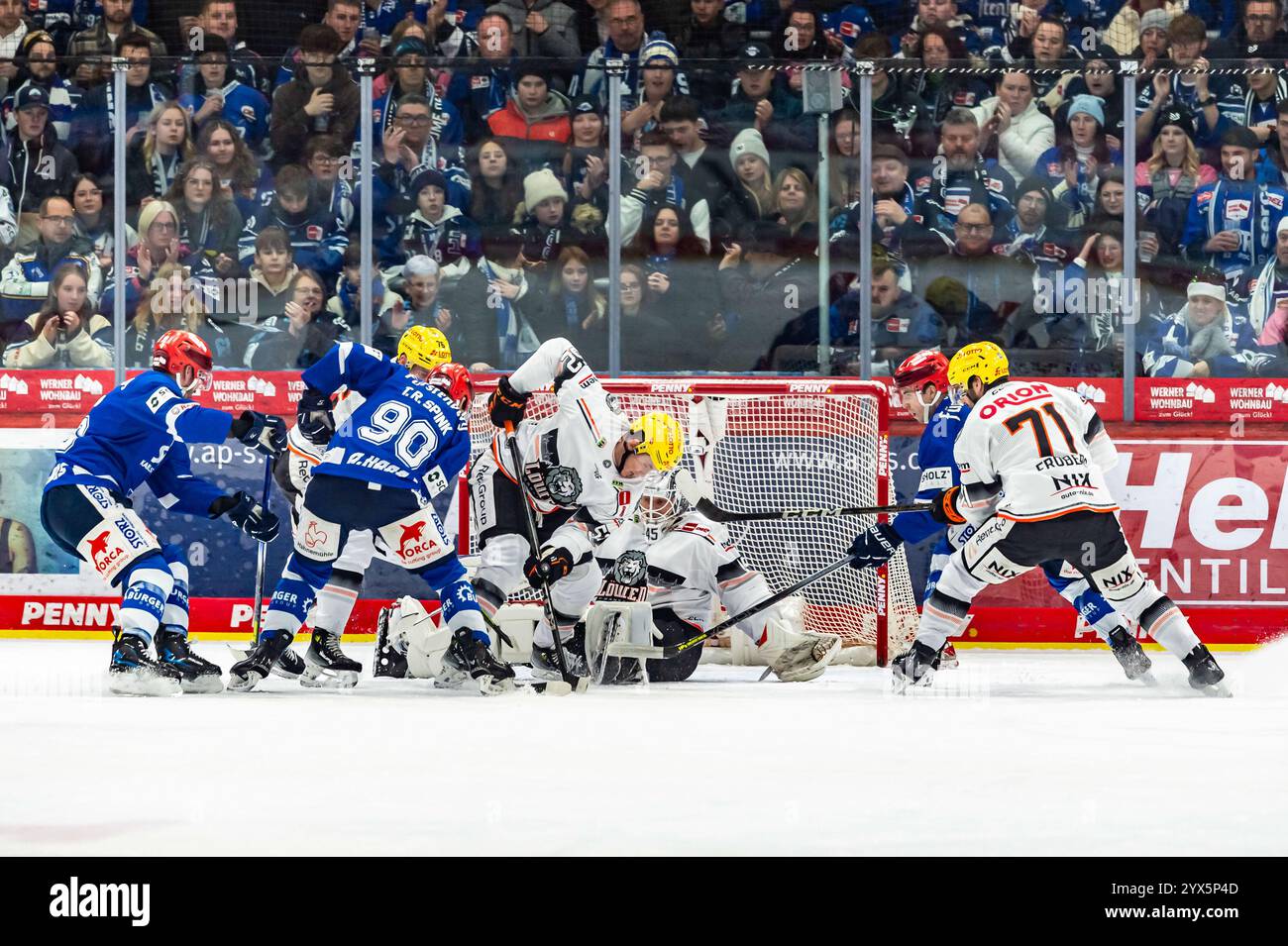 Frankfurt verteidigt gegen Tylor Spink (90, Schwenninger Wild Wings) mit Juho Olkinuora (45, Goalie, Loewen Frankfurt) auf dem Eis GER, Schwenninger Wild Wings vs Löwen Frankfurt, Eishockey, DEB, DEL, Saison 2024/25, Spieltag 25, 13.12.2024, Foto: Eibner-Pressefoto/Florian Wolf Stockfoto