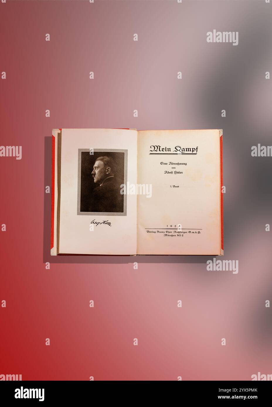 Erstausgabe des Buches mein Kampf von 1925 - ein historisch bedeutsames, ideologisch beeinflusstes Werk mit kontroversen Inhalten für die 100. An Stockfoto