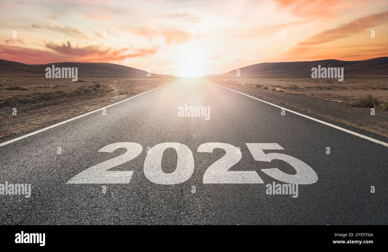Starten Sie das neue Jahr 2025 erfolgreich. Zahlen geschrieben auf dem Asphalt einer geraden Straße bei Sonnenuntergang Stockfoto
