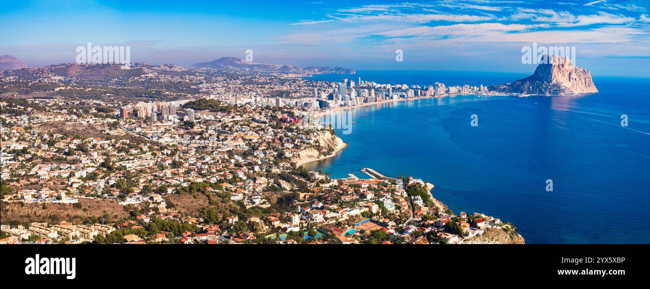 Costa Blanca, Spanien. Malerische Calpe City of Aerial Drone Panorama Hochwinkelansicht, Küstenstadt Panorama, 4K hd Video Stockfoto