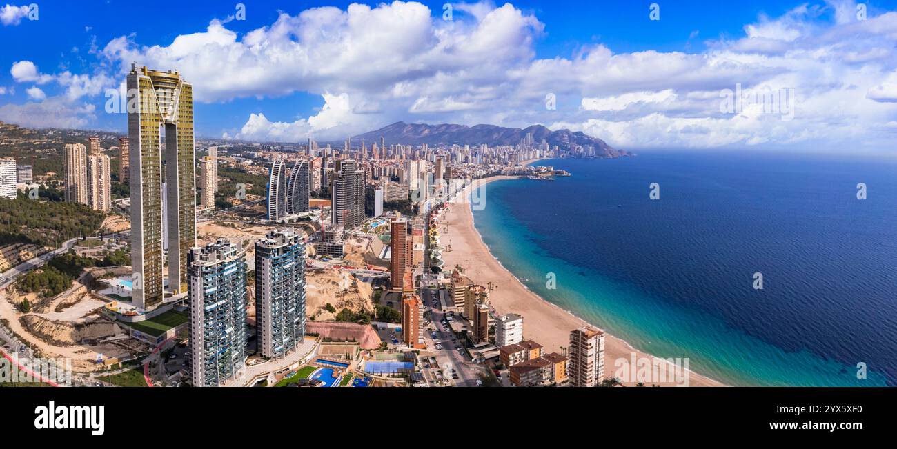 Costa Blanca, Spanien Reisen und Sehenswürdigkeiten. Benidorm - wunderschöne moderne Stadt. Panoramablick, Küstenstadt Panorama. Stockfoto
