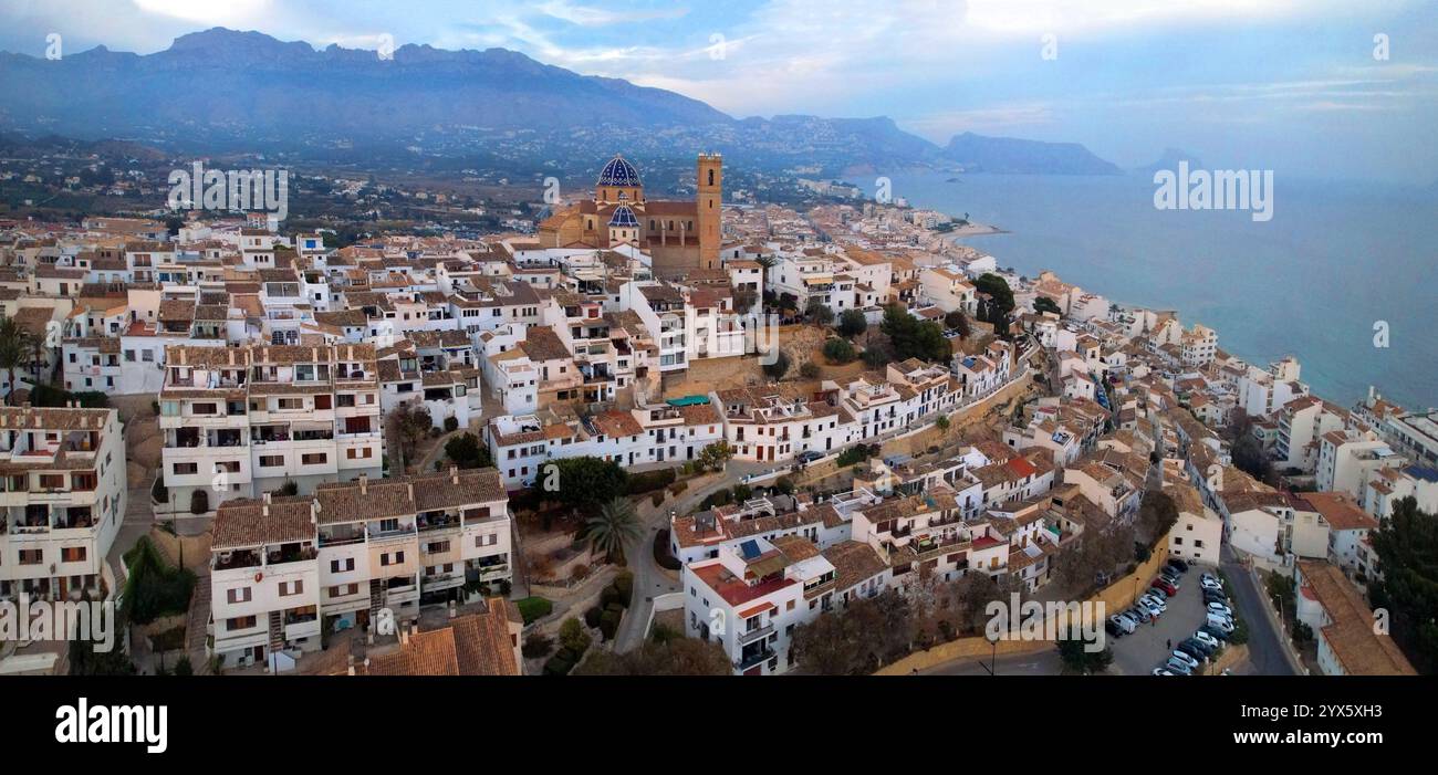 Wunderschöne Küstenstadt Altea an der beliebten Küste Spaniens Costa Blanca. Luftdrohne Panoramablick mit Panoramablick auf die malerische Kathedrale, Provinz Valencia Stockfoto