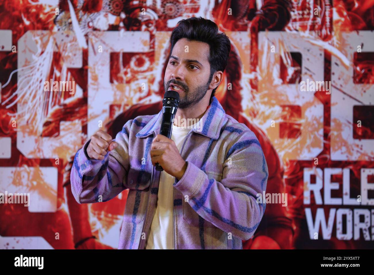 Varun Dhawan, Schauspieler aus Bollywood, spricht am 13. Dezember 2024 auf einer Pressekonferenz während der Promotion seines kommenden Films Baby John in Jaipur, Rajasthan, Indien. (Foto von Vishal Bhatnagar/NurPhoto)0 Credit: NurPhoto SRL/Alamy Live News Stockfoto