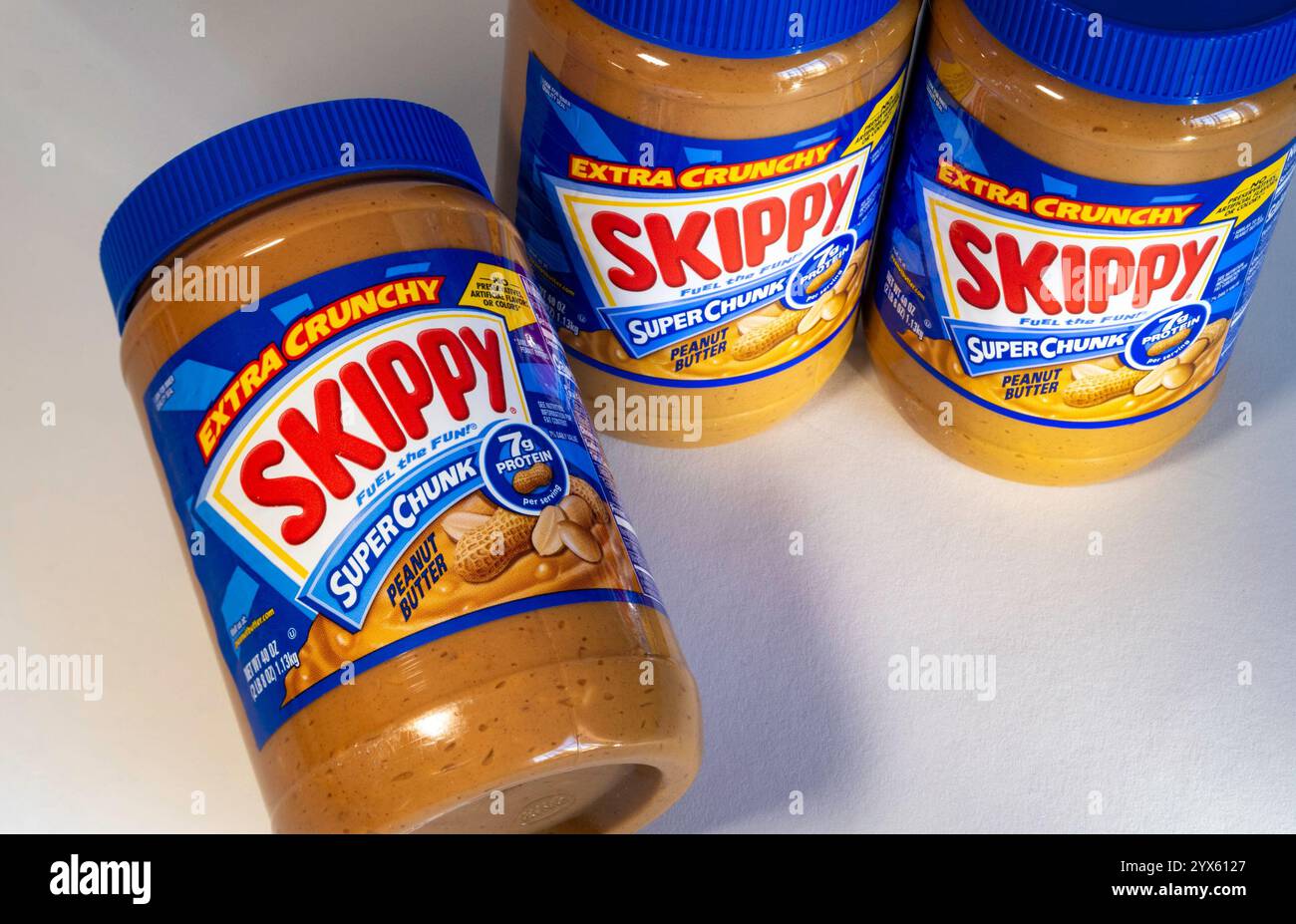Stillleben von drei Gläsern Skippy Erdnussbutter, 2024, USA Stockfoto